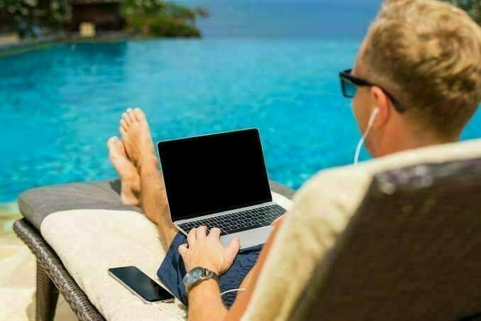 リゾート地で仕事するイメージ