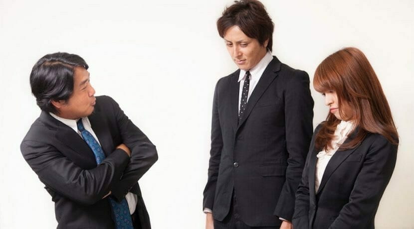 老害にいじめられる若手社員のイメージ