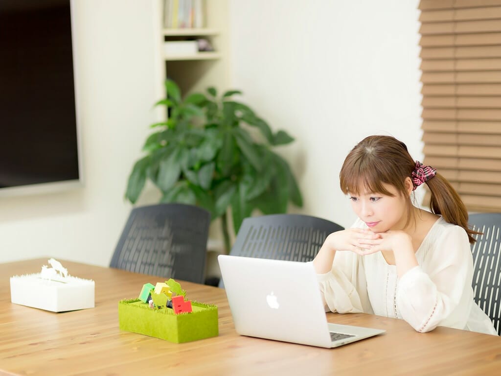 PCを使いこなす女性