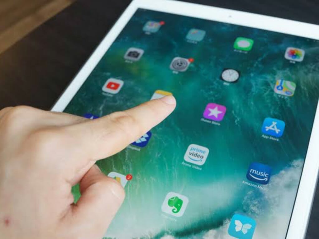 iPadを操作するイメージ