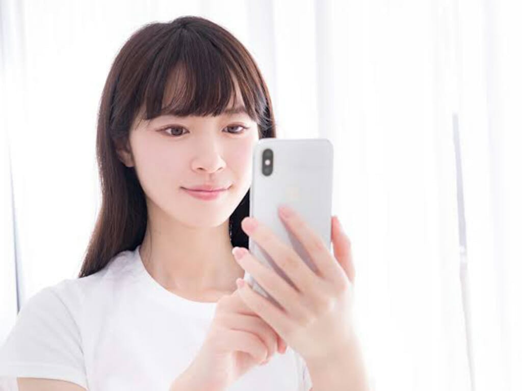 スマホを使う女性