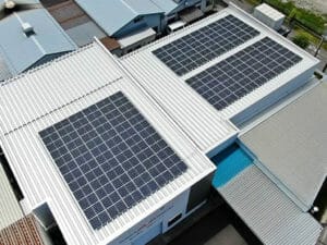 工場の屋根で太陽光発電