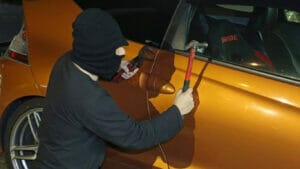 車を盗難するイメージ
