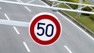 速度制限の標識