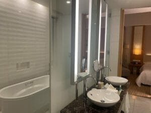 シェラトングランドホテル広島の洗面台とバスルーム