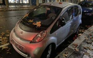 パリで駐車するプジョー「iOn」